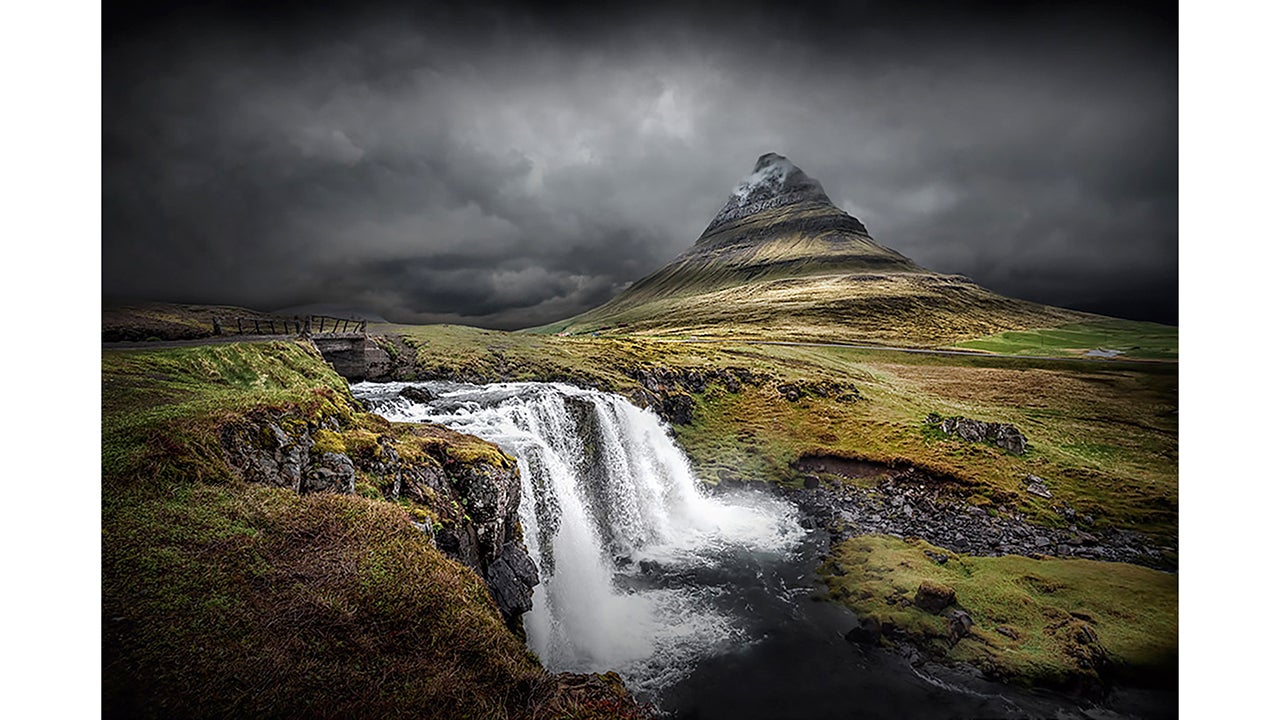 Photographer Captures Breathtaking Photos of Iceland's