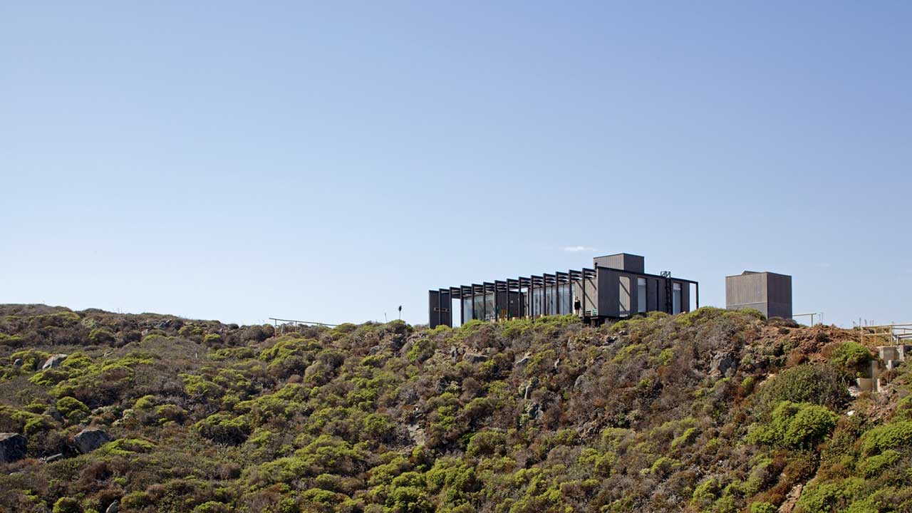 Architects designed the Elizabeth Home in Chile to block the winds off the cliff from the vegetation. (Photo: Nico Saieh)