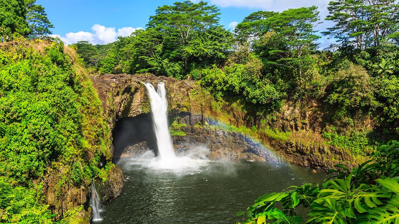 Hawaii, Rainbow Falls in Hilo. Wailuku River State Park. (sorincolac/Thinkstock)