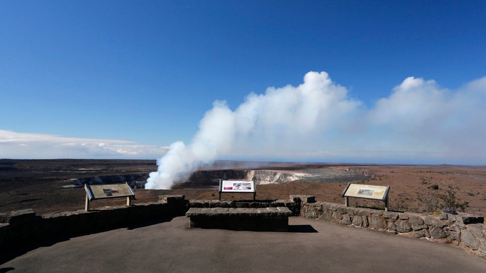 Halema&lsquo;uma&lsquo;u Overlook viewing area outside of Jaggar Museum. (Michael Szoenyi/National Park Service)
