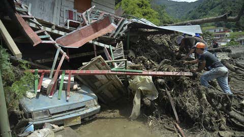 People search for relatives after a landslide in Salgar municipality, Antioquia department, Colombia on May 18, 2015. (RAUL ARBOLEDA/AFP/Getty Images)