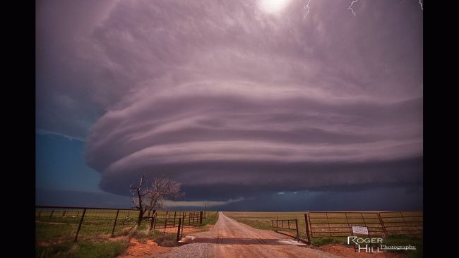 A supercell thunderstorm looms east of Leedey, Okla., on April 22, 2013. (Photo courtesy of Roger Hill)