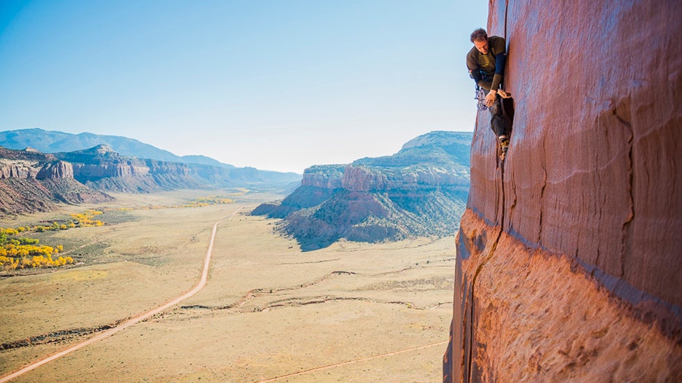 Scott Turpin takes time for a pitch, Indian Creek, Utah. (Jeremiah Watt)