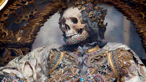 Waldsassen, Germany, detail of St. Gratian. The Basilika at Waldsassen holds the largest extent collection of presumed skeletons of martyrs from the Roman Catacombs still on display. (akg-images / Paul Koudounaris)