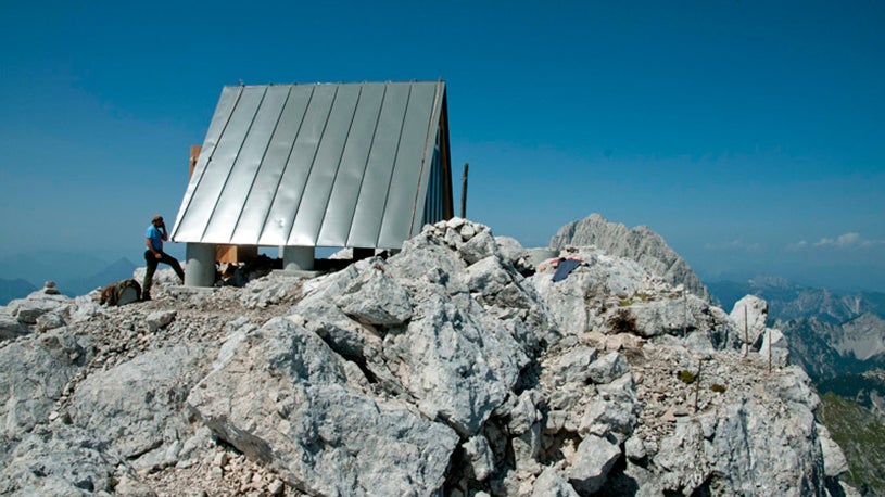 The tiny mountaintop A-frame home by architect Giovanni Pesamosca. (Image: Flavio Pesamosca)