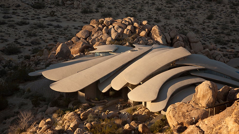 The Organic Modern Estate by Ken Kellogg is nestled on a hill in Joshua Tree, Calif. (Photos: Lance Gerber/Nuvue Interactive)