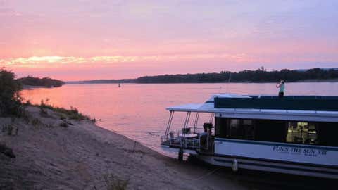 even-novice-houseboat-mississippi2