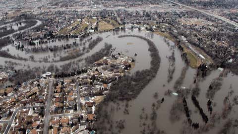 The flooded Red River separates Moorhead, Minnesota (R) from neighboring Fargo March 22, 2010 in Fargo, North Dakota.  (Photo by Scott Olson/Getty Images)