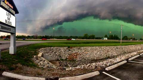 A green sky associated with an approaching line of thunderstorms in Chesterfield, Missouri, on April 26, 2016. (Facebook/Nathan Pflantz)