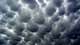 Acești nori mammatus înfricoșători au apărut deasupra unei ceremonii de absolvire a unui liceu din Pekin, Ill.., pe 22 mai 2011, ca parte a izbucnirii tornadei care a produs tornada devastatoare din Joplin în aceeași zi. (Credit: iWitness Weather/Candi Carter Kupris)