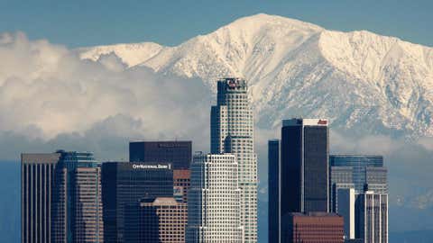 Fresh snow blankets the mountains behind the downtown skyline after a series of storms that hammered northern California delivered much needed precipitation to the Greater Los Angeles Area January 7, 2008 in Los Angeles, California. (Photo by David McNew/Getty Images)