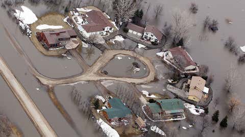 Flood water surrounds homes in the Lake Shure subdivision north of Fargo March 22, 2010 in Harwood, North Dakota. (Photo by Scott Olson/Getty Images)