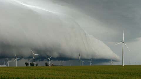 A huge shelf cloud rolls in just east of Freeport, Ill. in 2010. (Photo credit: iWitnessWeather/danros2)