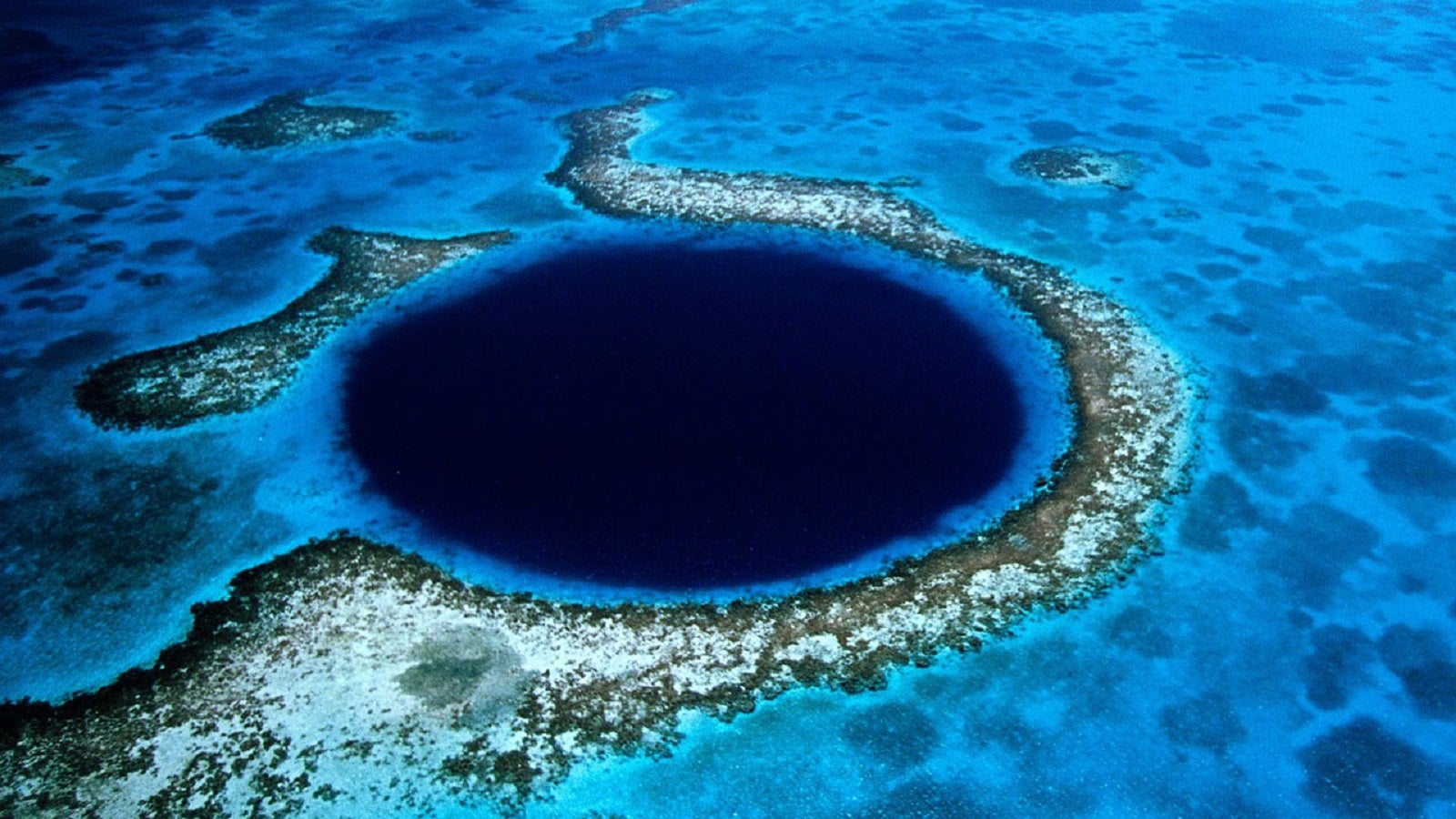 Das Great Blue Hole in Belize an der Grenze zu Mexiko ist Teil des Belize Barrier Reef Reserve System, einem UNESCO Weltkulturerbe.