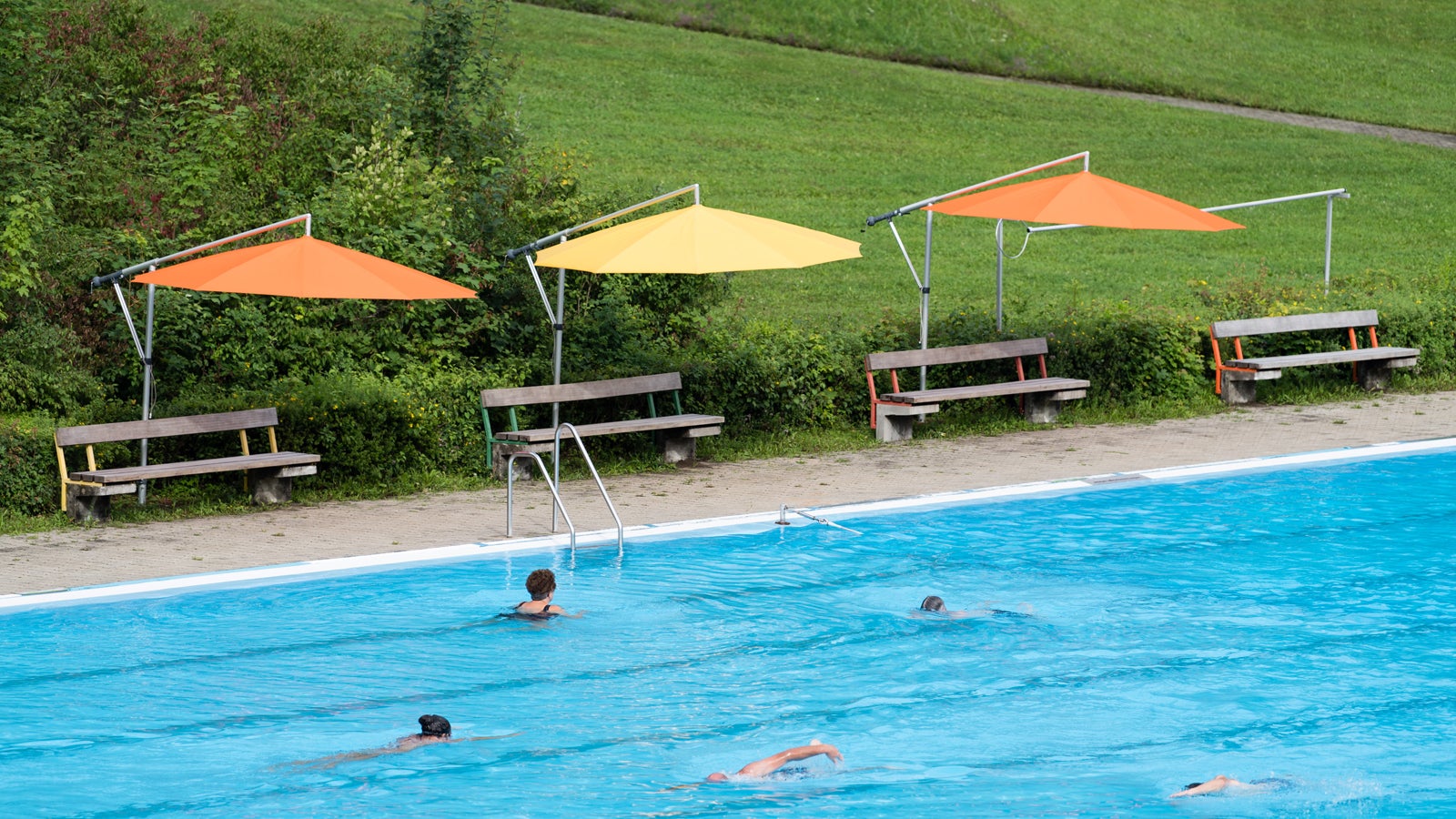 ARCHIV - Badeg&auml;ste schwimmen am 03.08.2017 im Freibad in M&uuml;nsingen (Baden-W&uuml;rttemberg). (zu dpa: &laquo;Trotz k&uuml;hlem August ziehen Freib&auml;der eine positive Zwischenbilanz&raquo; vom 16.08.2017) Foto: Sebastian Gollnow/dpa +++(c) dpa - Bildfunk+++