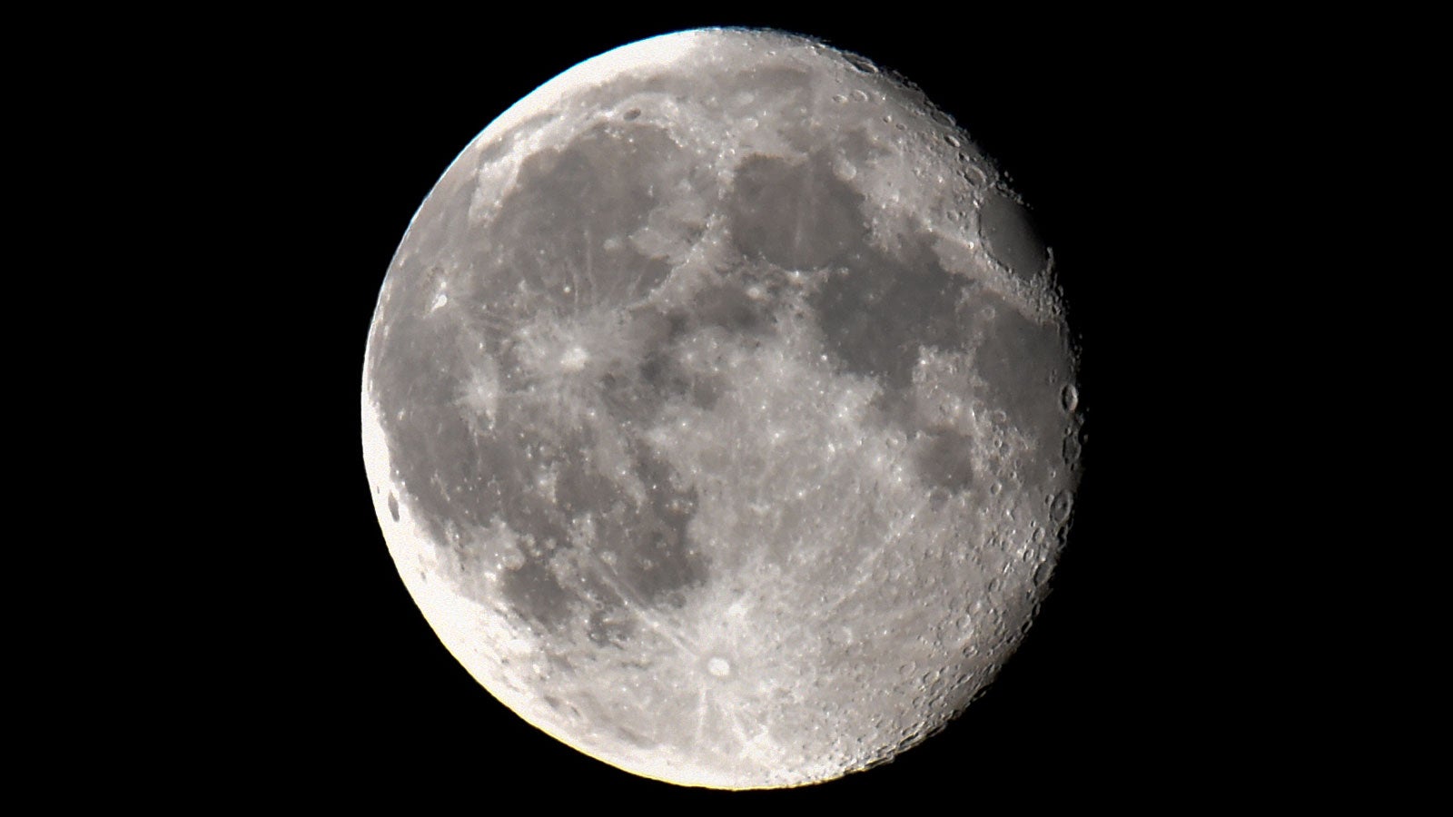 ARCHIV - Der abnehmende Mond, der zu etwa 96 Prozent sichtbar ist, aufgenommen am 12.08.2014 &uuml;ber Sieversdorf im Landkreis Oder-Spree (Brandenburg). (zu dpa "Simulation: Serie gro&szlig;er Einschl&auml;ge k&ouml;nnte den Mondgeformt haben" vom 09.01.2017) Foto: Patrick Pleul/dpa-Zentralbild/dpa +++(c) dpa - Bildfunk+++