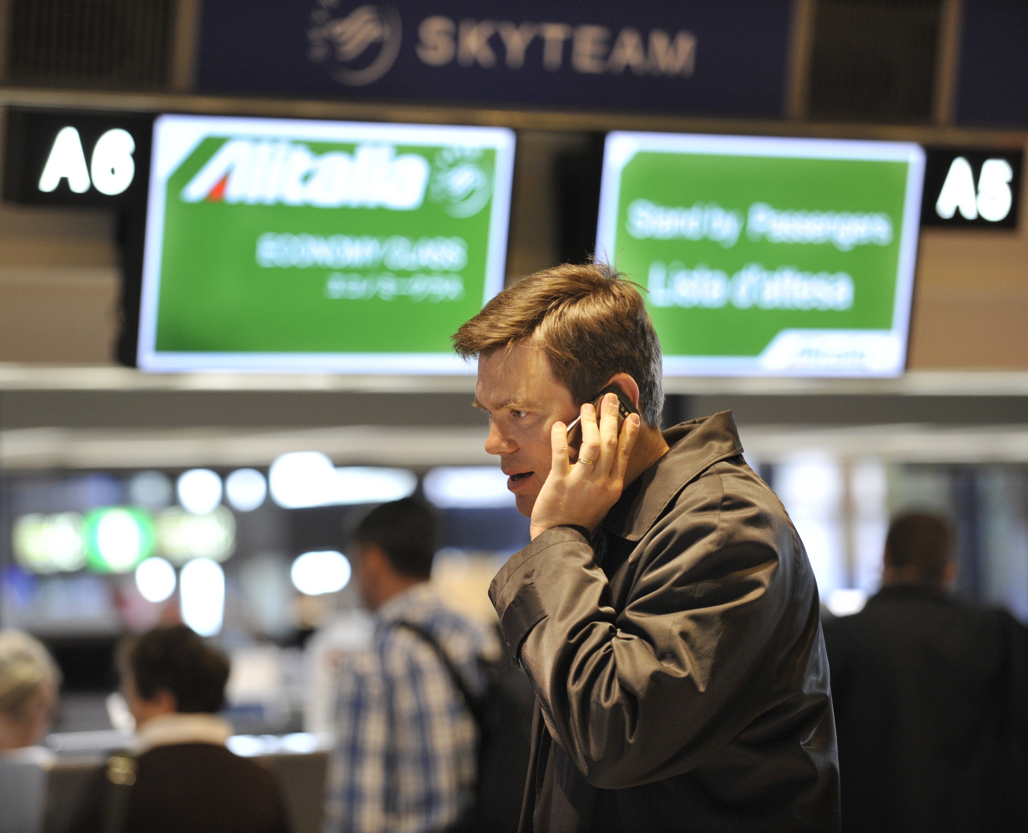 4. Phones On Planes: A Pilot'S Urgent Warning - 2w9iv5t