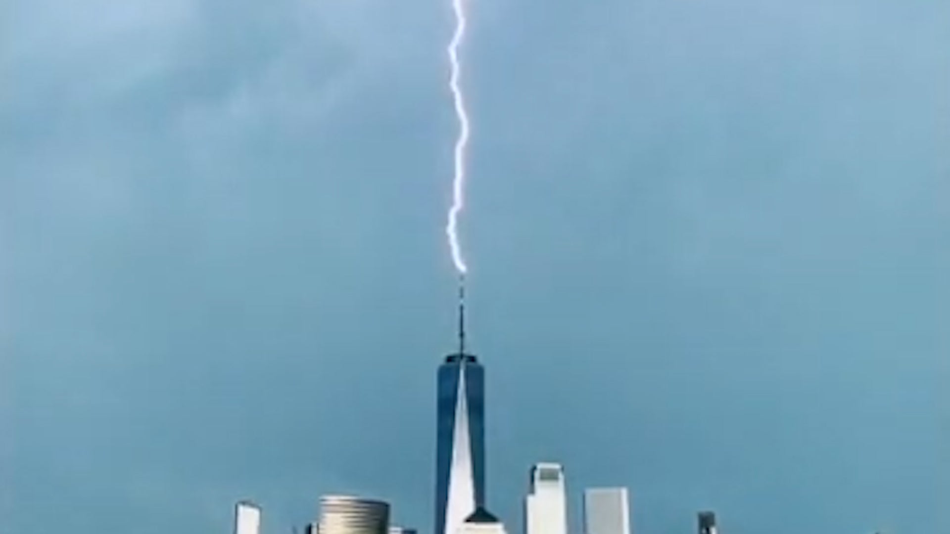 Spectacular Lightning Strikes One World Trade Center Several Times Videos From The Weather Channel Weather Com