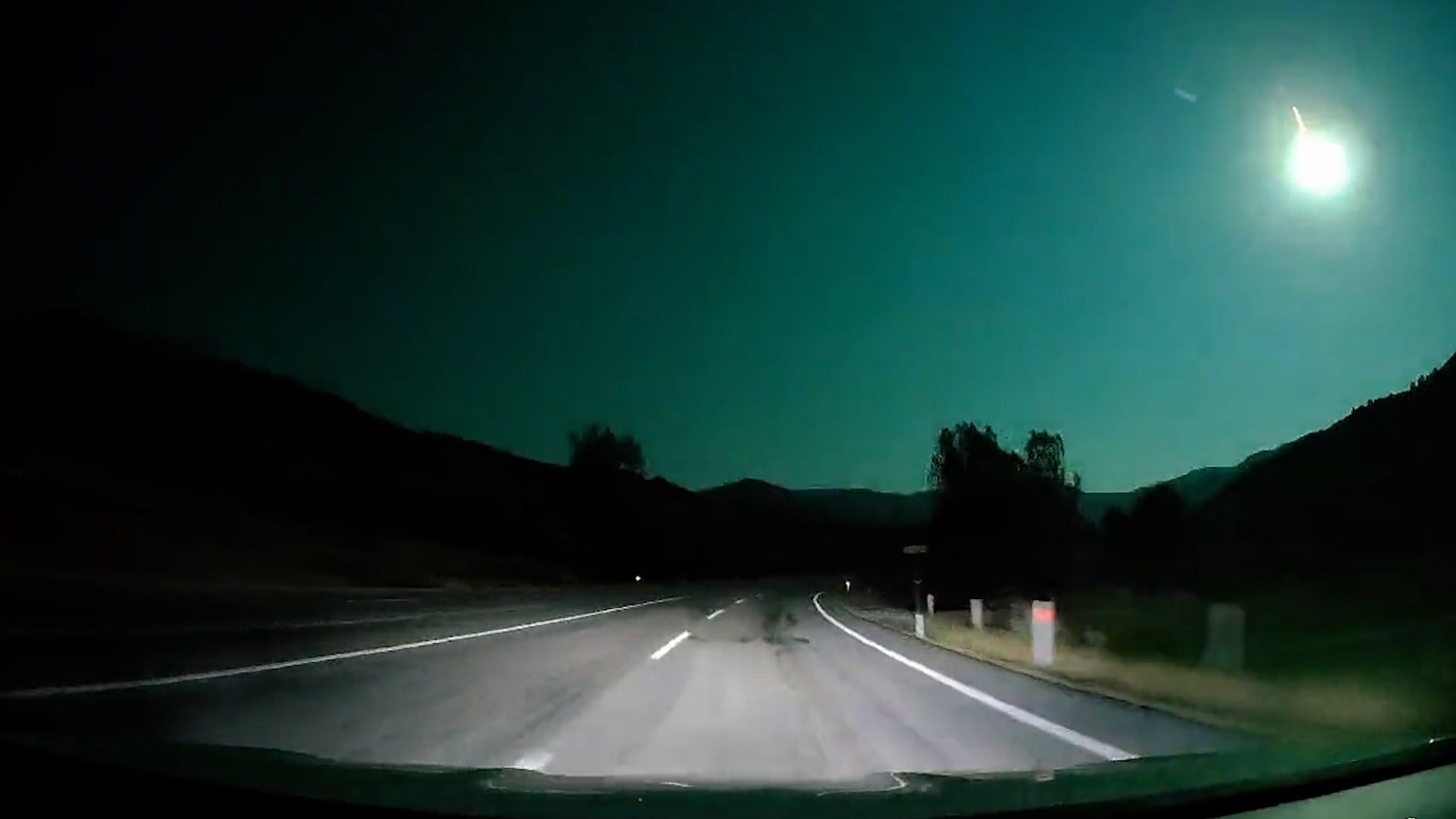 Turkish Locals Film Gleaming Green Meteor As It Passes