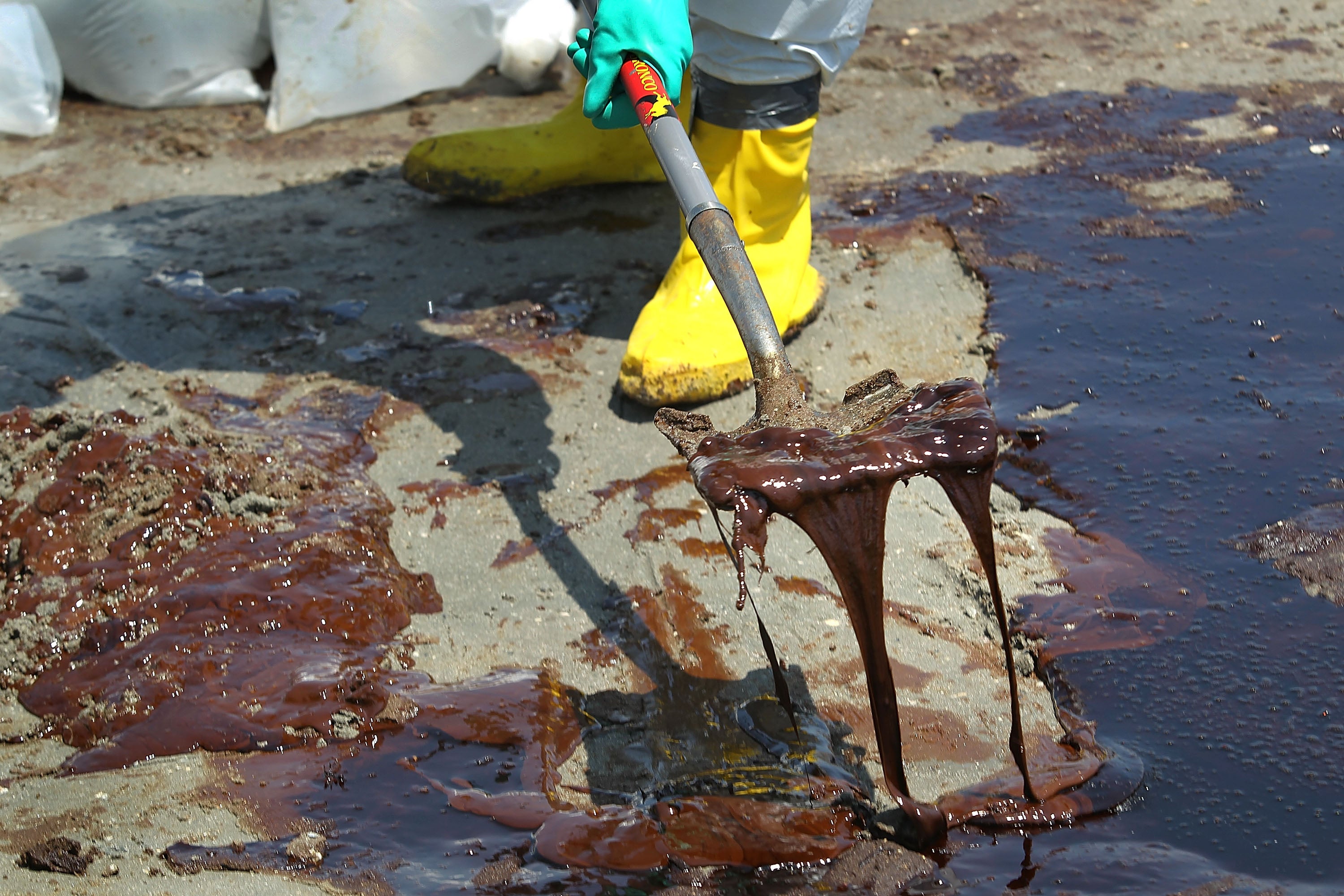 The World's Largest Oil Spills | The Weather Channel