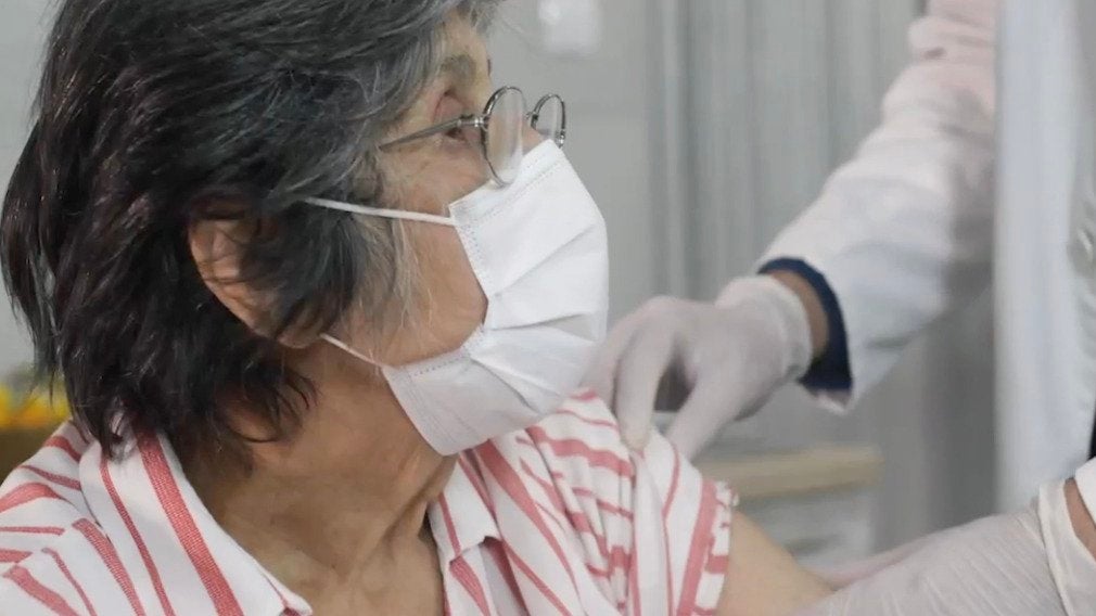 How Soon Can You Visit Loved Ones Who&rsquo;ve Been Vaccinated?