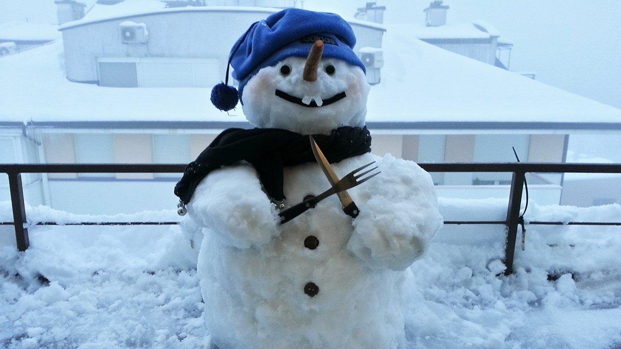 Roll Over Laughing: Funniest Snowmen Across the U.S. (PHOTOS)