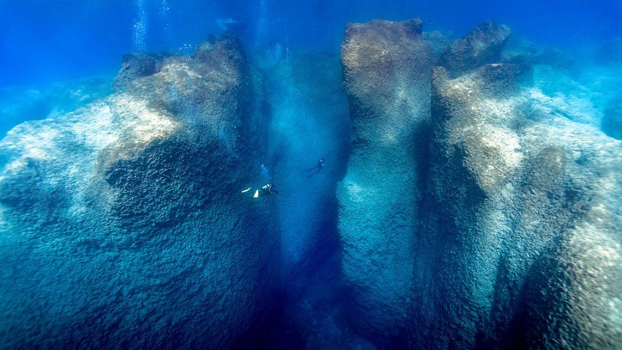 Diver Captures Stunning Photos of World's Most Amazing Underwater Caves (PHOTOS)