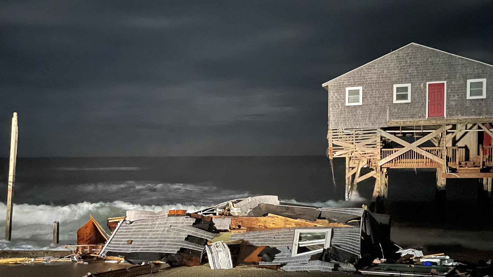 ANOTHER HOUSE COLLAPSE IN OUTER BANKS.jpg