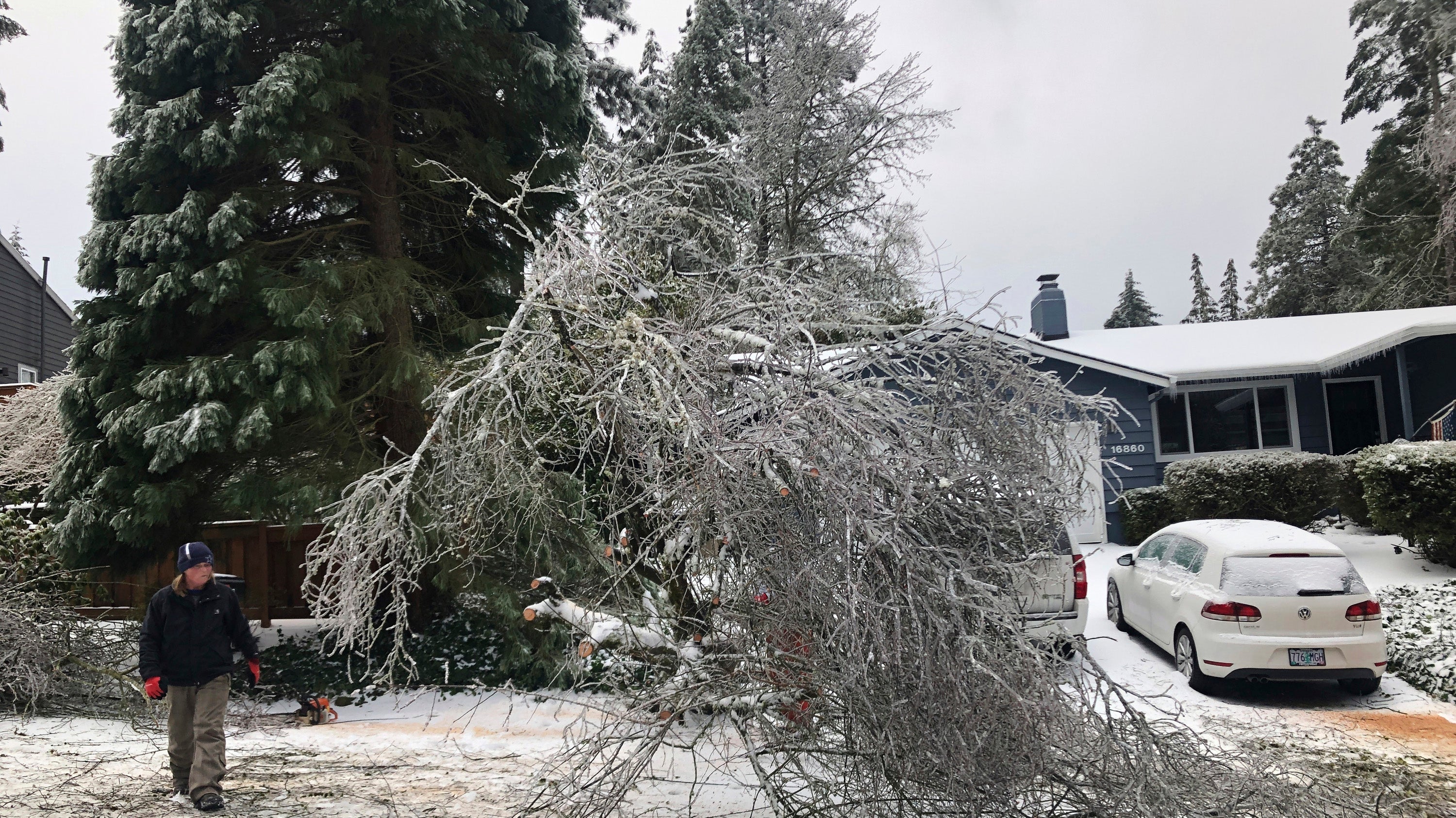 Pileup in Tennessee, Hundreds of Thousands Without Power as Duel Winter