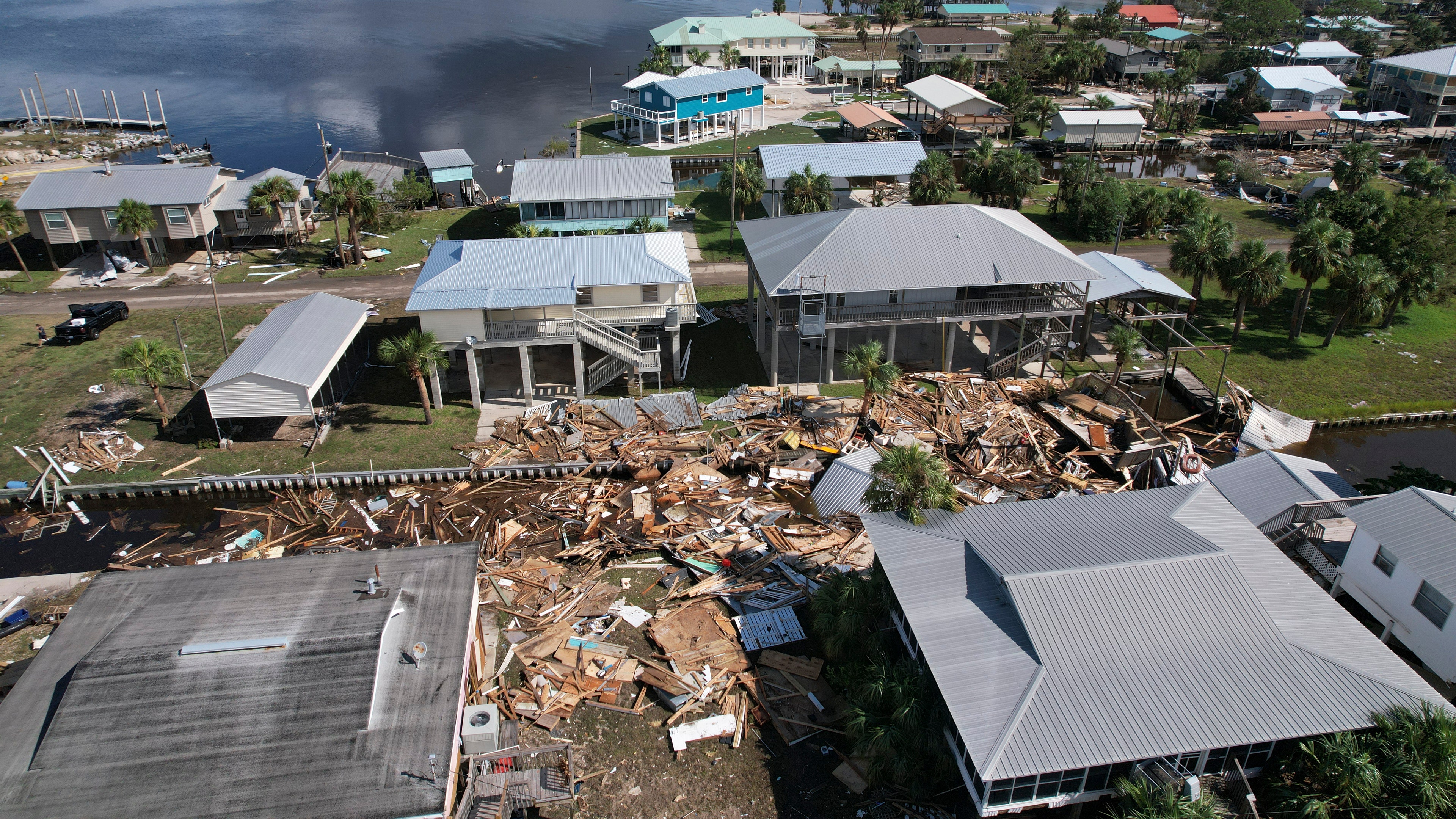 How Do Houses Survive Hurricanes: Proven Strategies That Work