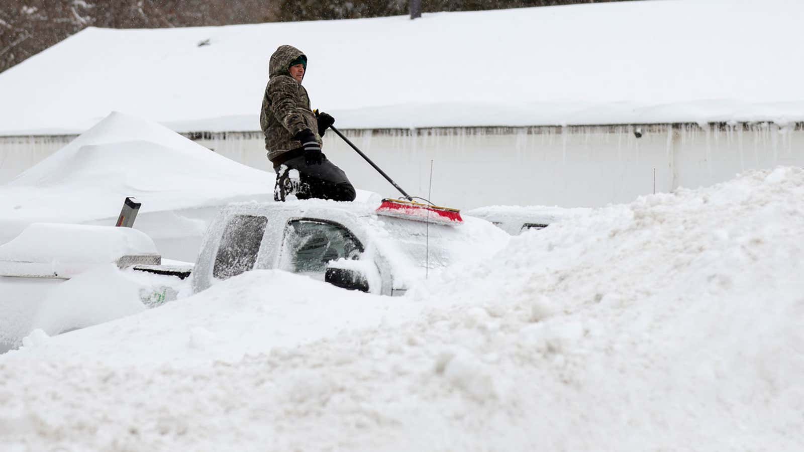 Winter Storm Hernando 'Bombs Out,' Knocks Out Power To 600,000+ In Northeast; 10,000 Flights Canceled | USNN World News AP26054576459945.jpg
