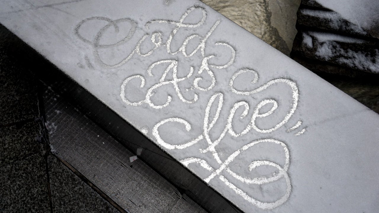 Graffiti Artist Graces Snow-Covered Cars with Beautiful Calligraphy in ...