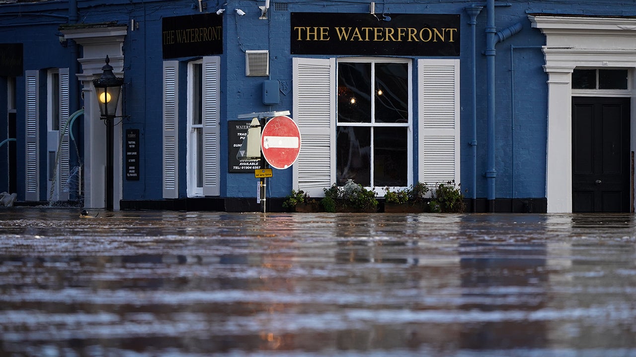 Flooding in U.K. Forces Evacuations (PHOTOS)
