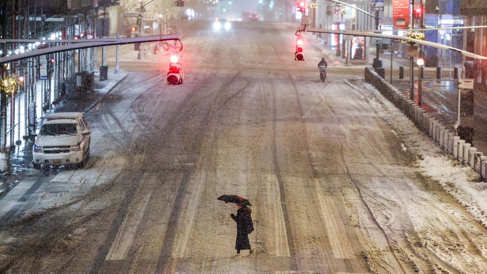Winter Storm Hernando 'Bombs Out,' Knocks Out Power To 600,000+ In Northeast; 10,000 Flights Canceled | USNN World News GettyImages-2262589665.jpg