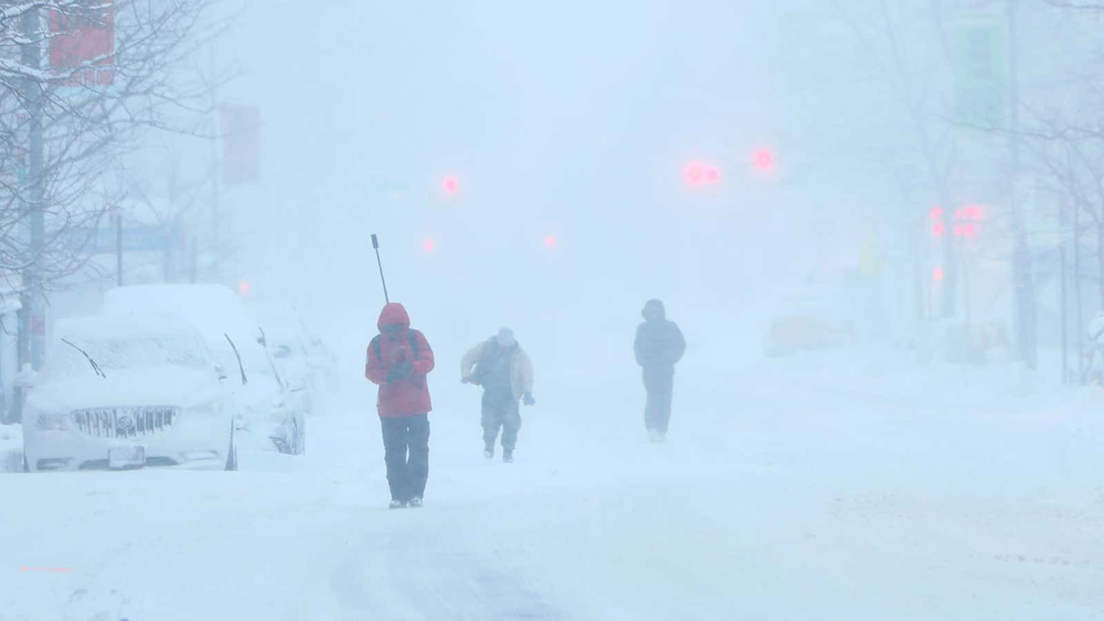Winter Storm Hernando 'Bombs Out,' Knocks Out Power To 600,000+ In Northeast; 10,000 Flights Canceled | USNN World News GettyImages-2263119631.jpg