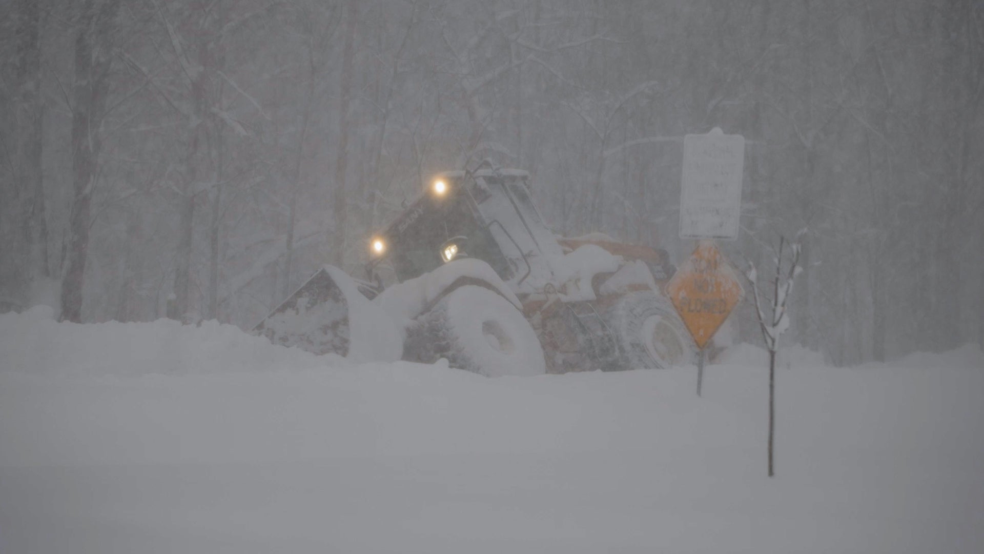 Intense Lake-Effect Snow Strands Cars In Western New York