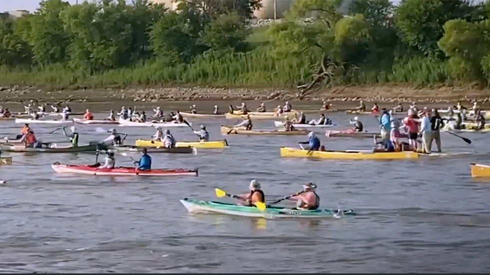 Paddlers race across the Missouri River