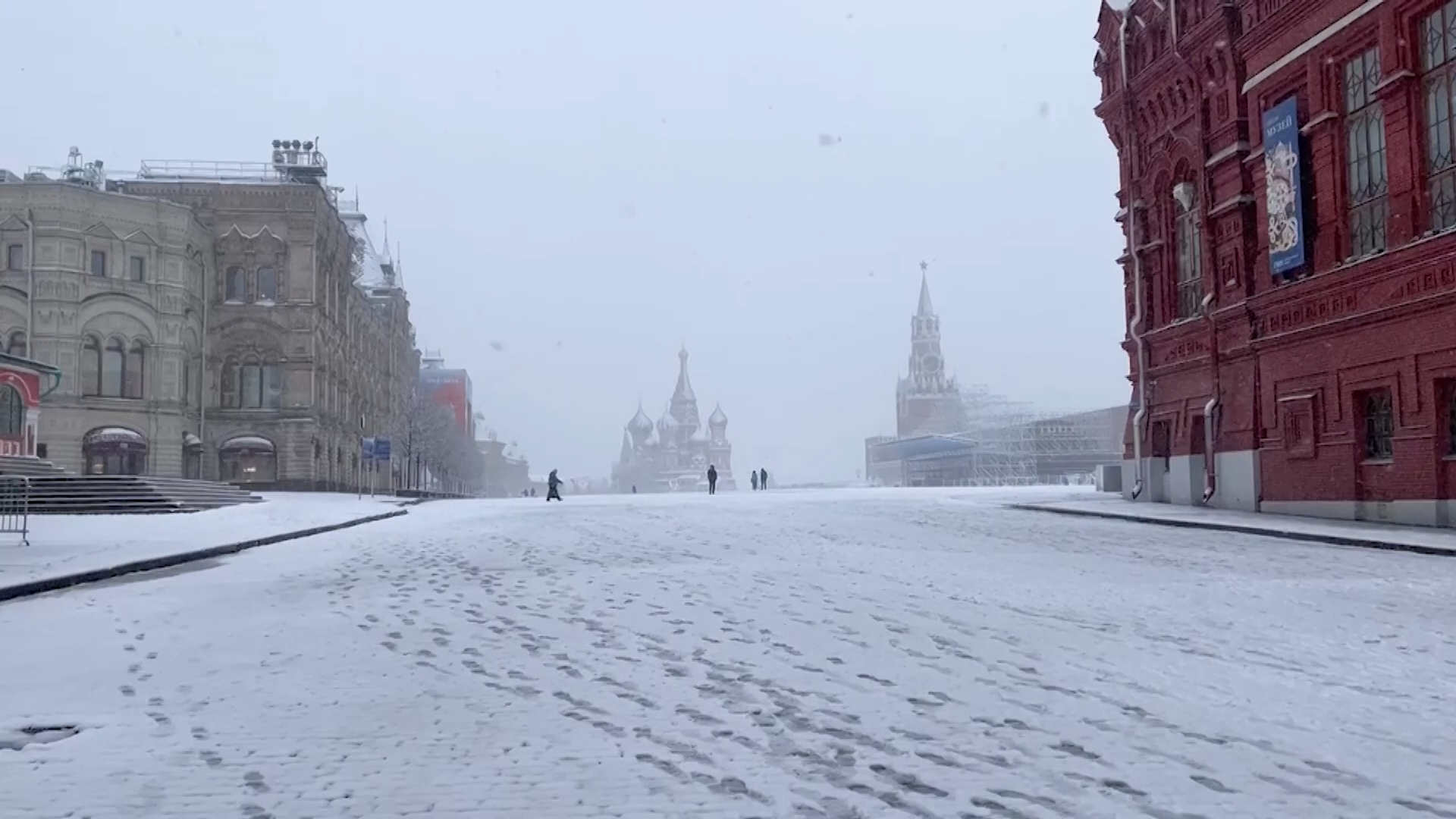 Unusual April Snow Topples Trees, Grounds Flights In Moscow