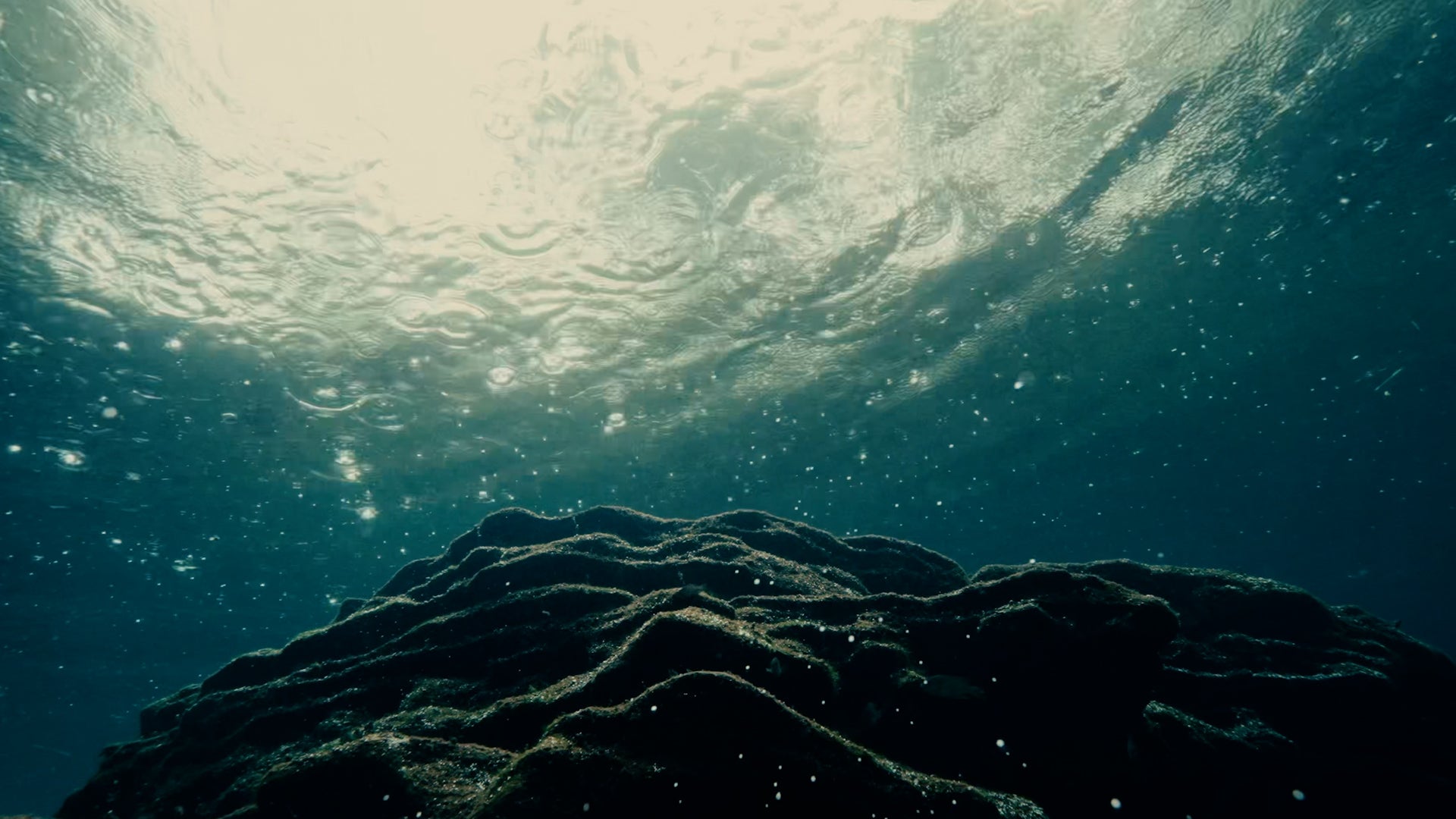 Rain Transforms Into Liquid Poetry Below The Surface, image size:3840x2160