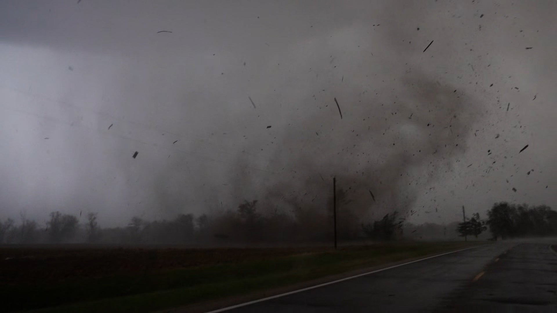 Watch This Storm Chaser&rsquo;s Tornado Footage From Illinois