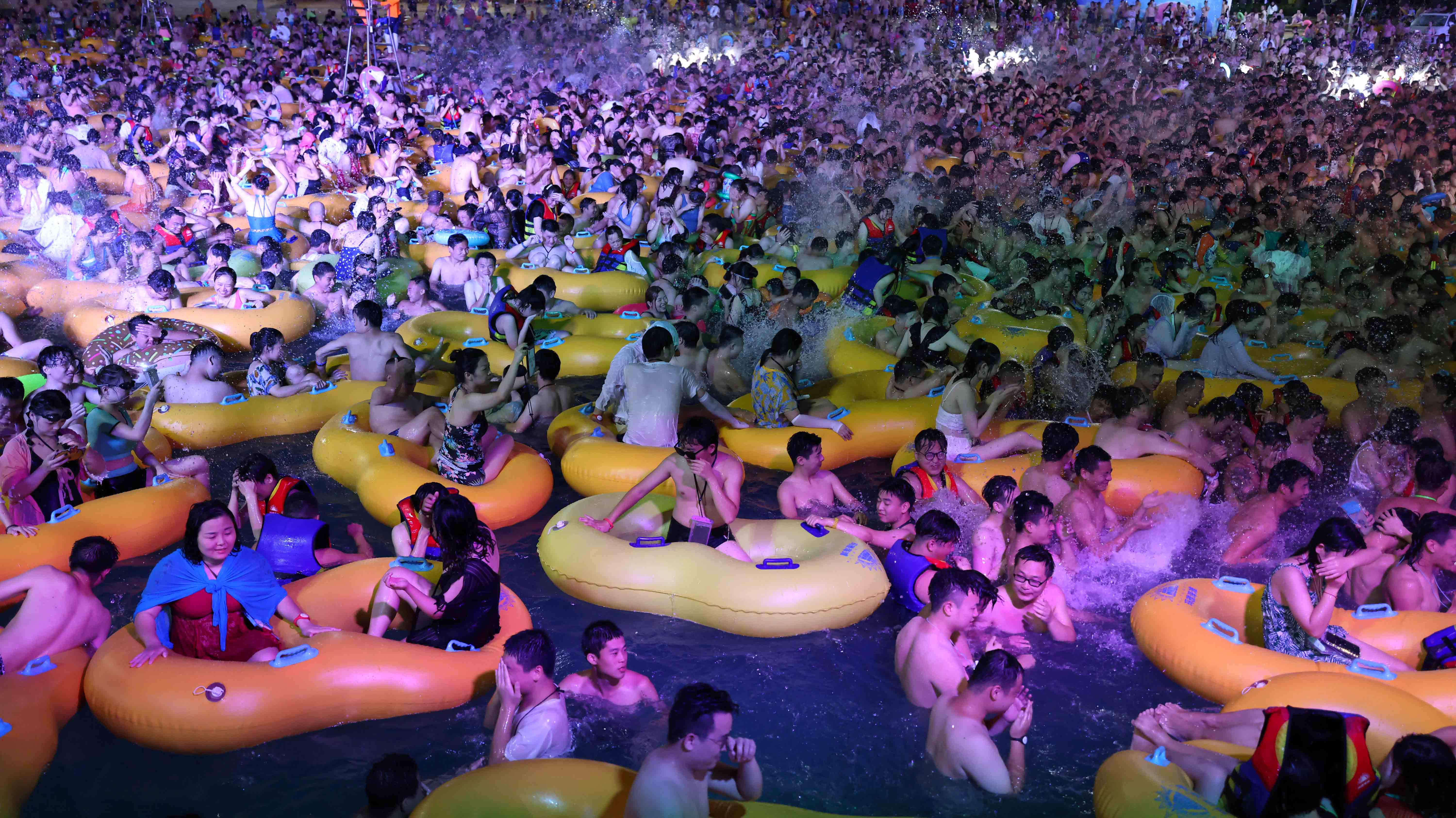 Coronavirus Update Chinese Tourists Flock To Wuhan The Pandemic S First Epicenter The Weather Channel Articles From The Weather Channel Weather Com