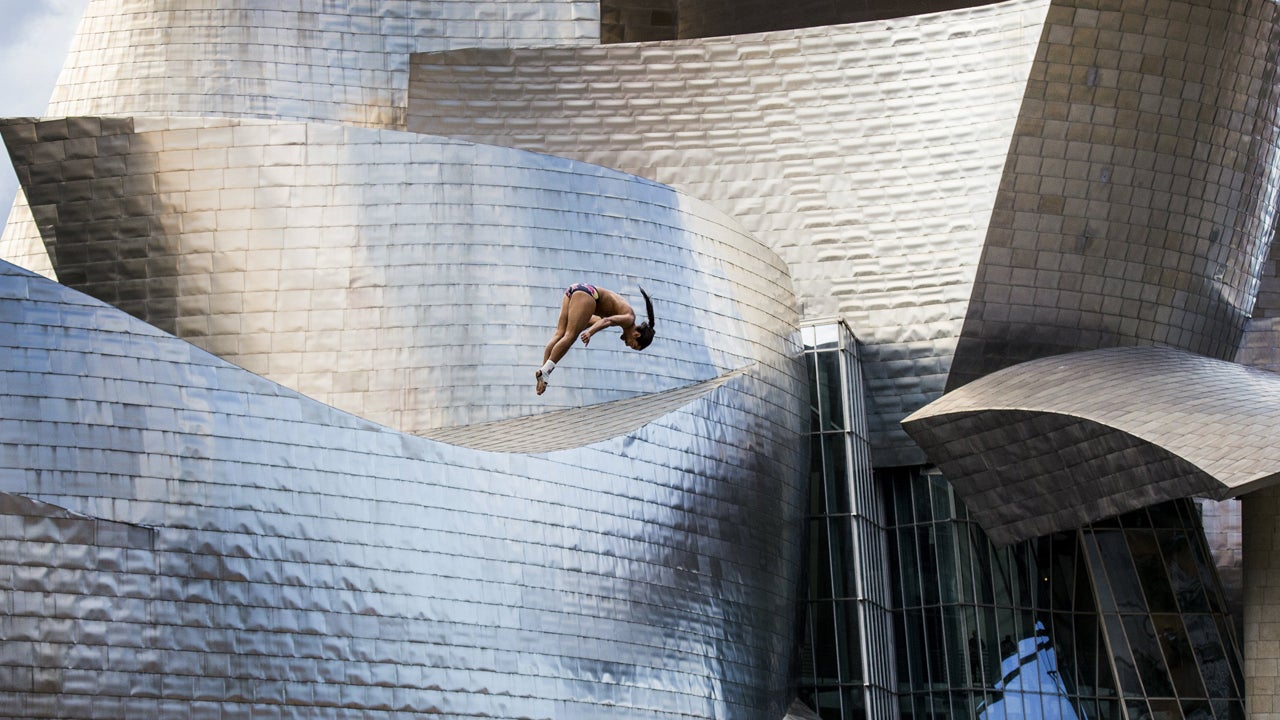 Divers Thrill Bilbao Crowd in Red Bull Cliff Diving World Series 2014 (PHOTOS)