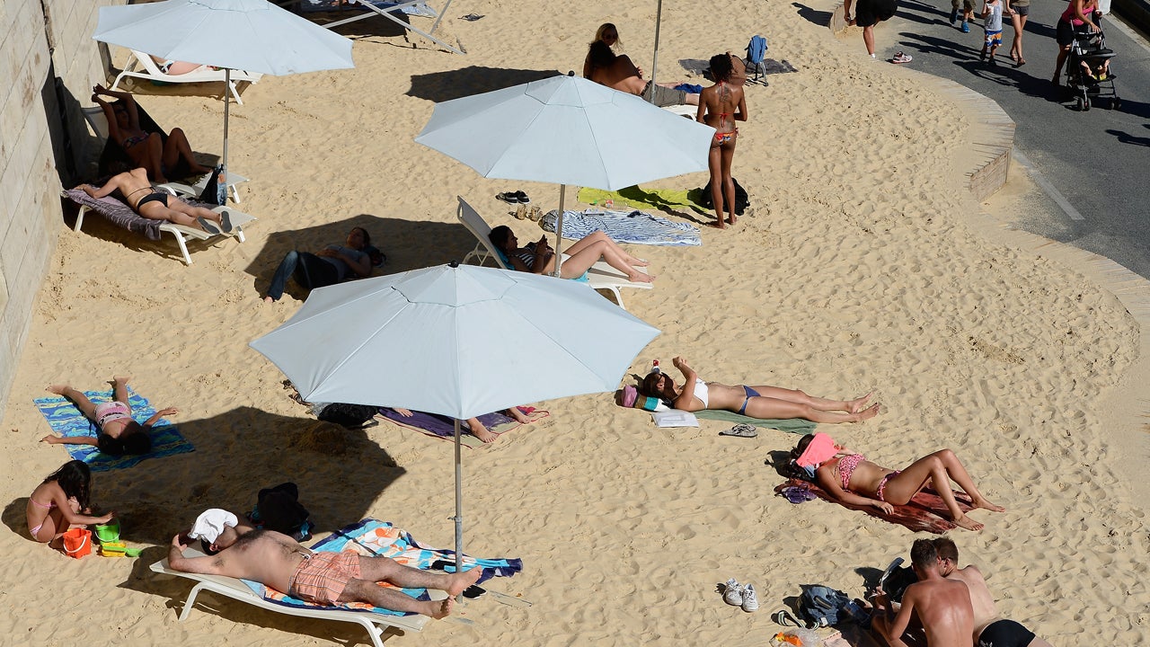 Paris Has Turned Its Riverbanks into Beaches (PHOTOS)