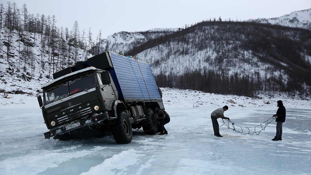 Driving Journey Across a Frozen Indigirka River (PHOTOS)