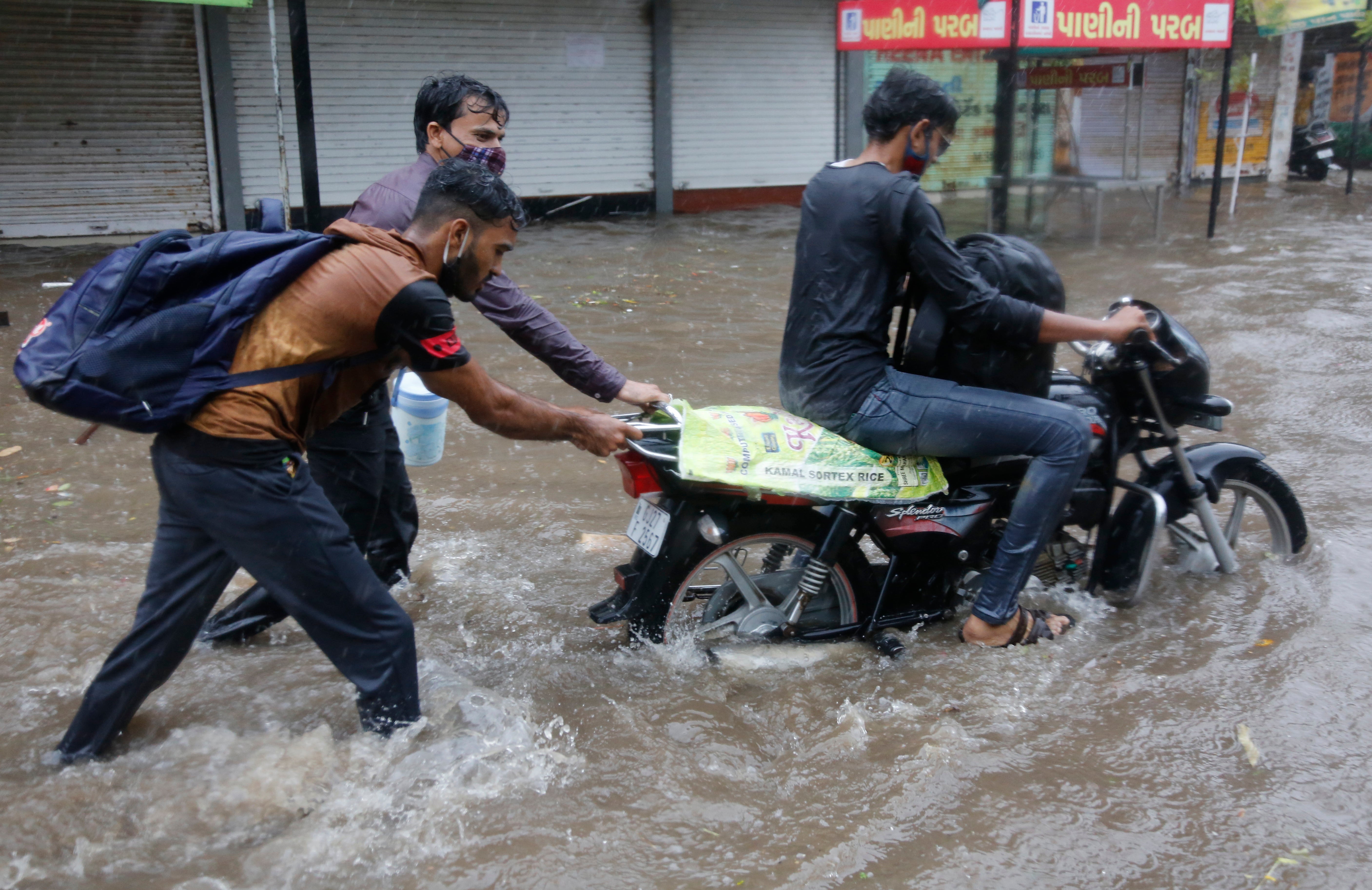 Cyclone Tauktae, in Photos (PHOTOS)