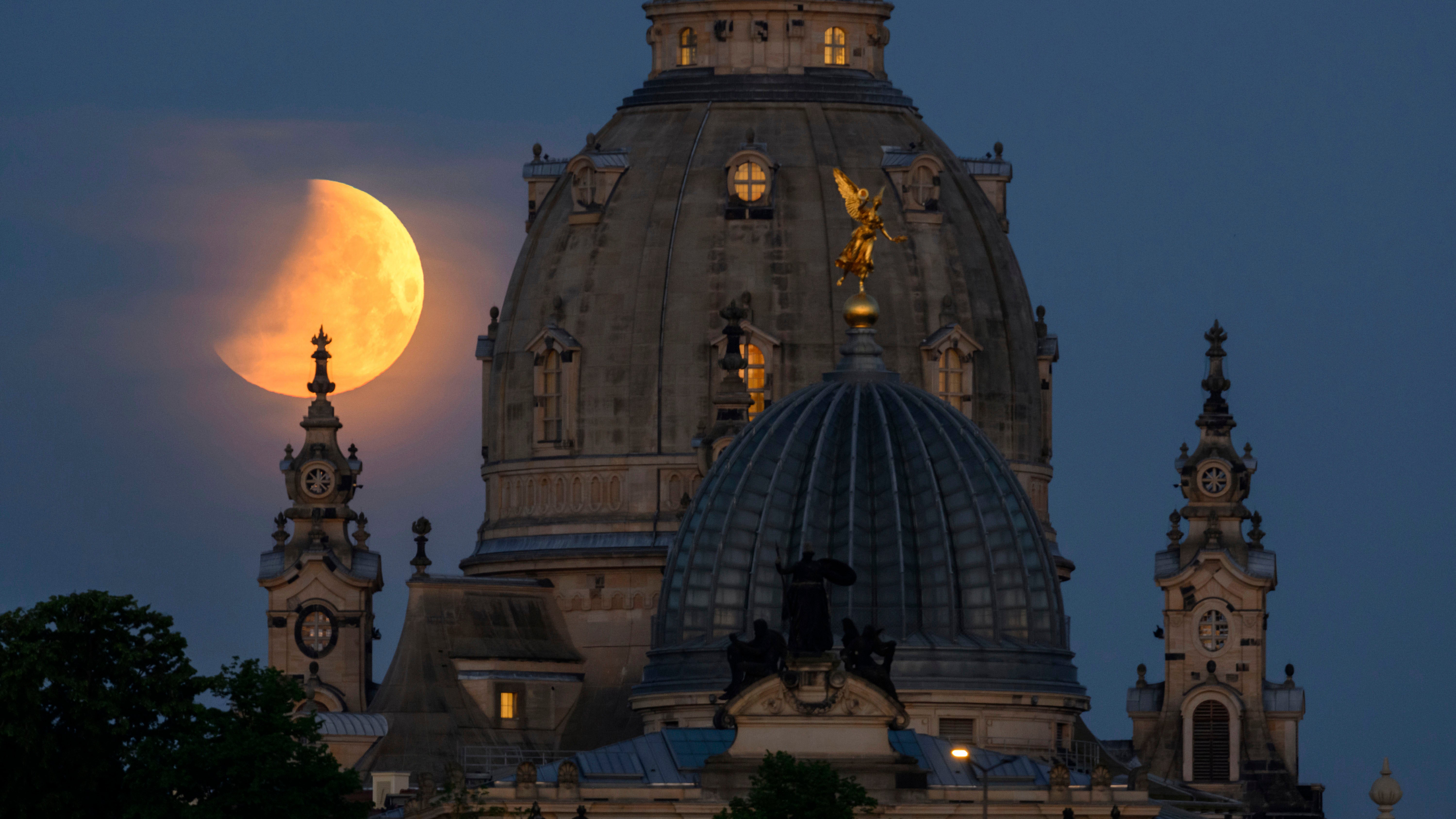 May's Lunar Eclipse as Seen Around the World (PHOTOS)