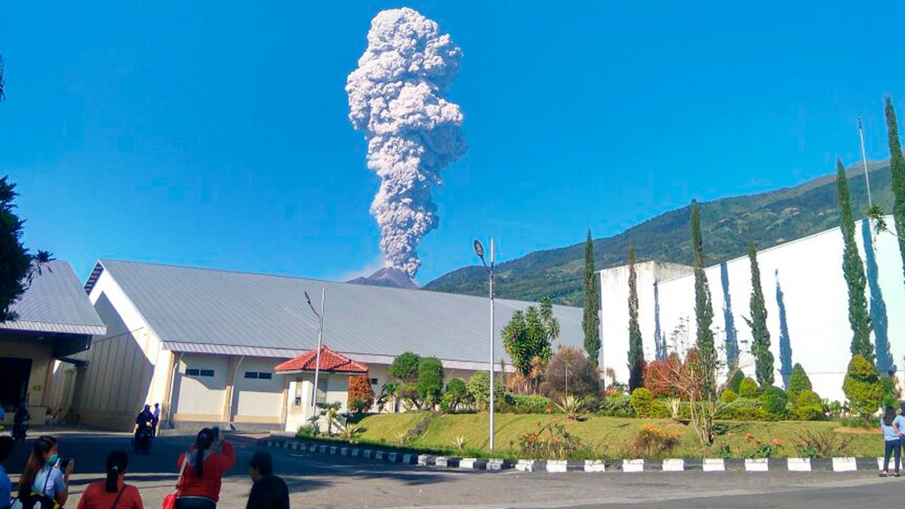 Indonesien Vulkan Merapi speit kilometerhohe Aschesäulen in den Himmel