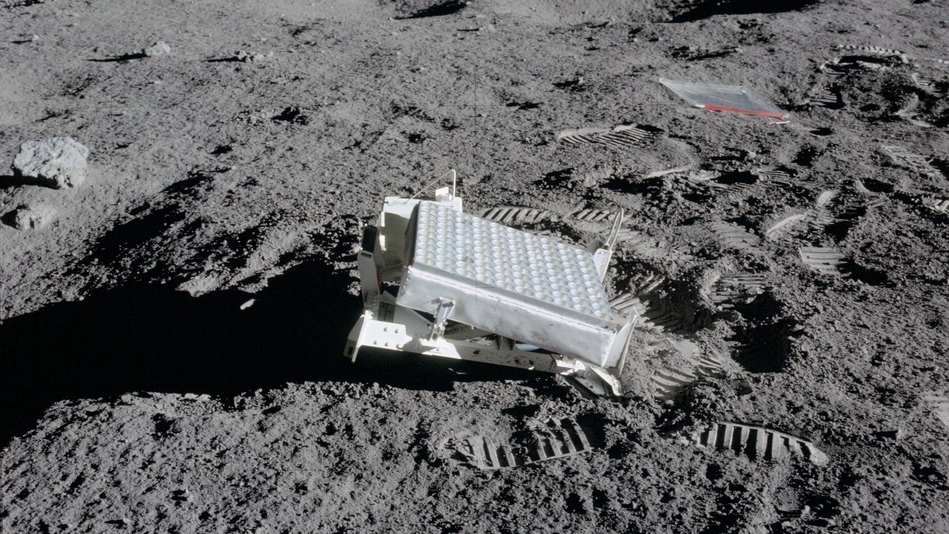 as14-67-09386large_apollo_moon_reflector_1.jpg