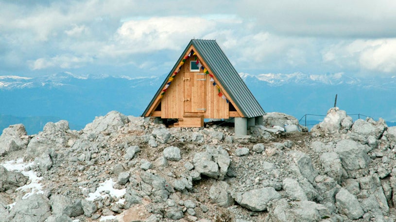 Tiny Home in the Italian Alps, a Tribute to Fallen Mountaineer, Was Built in One Day (PHOTOS)