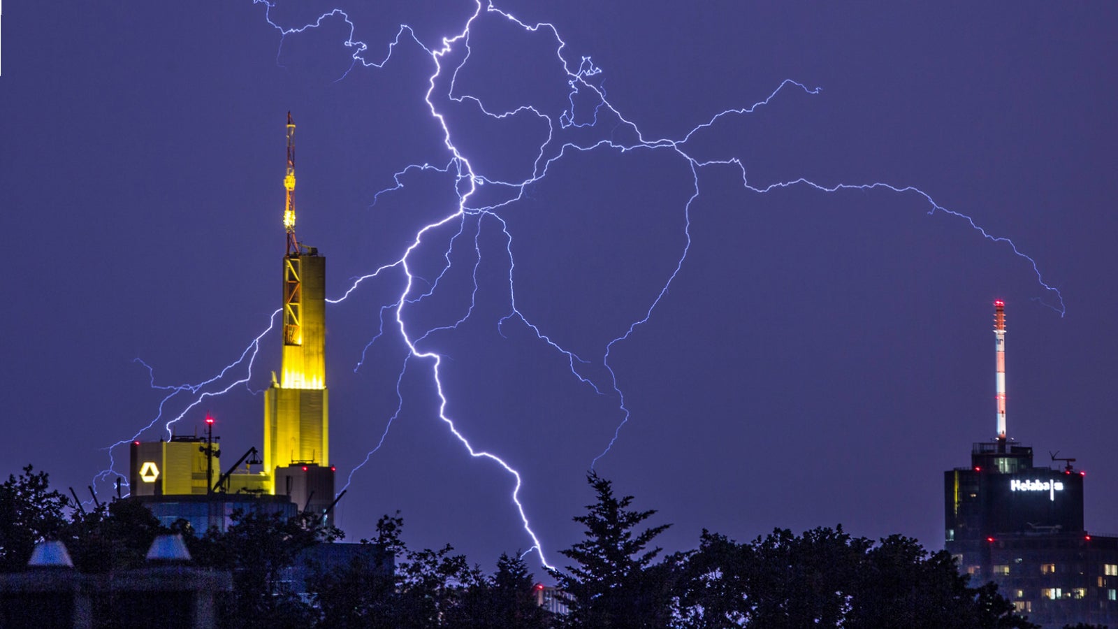 Blitze schlagen auch außerhalb von Gewittern